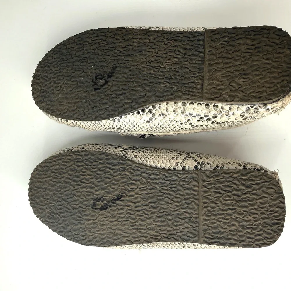 L'Amour Loafers Kids Size 8 Grey Snakeskin Print Good Condition Bow Moccasins